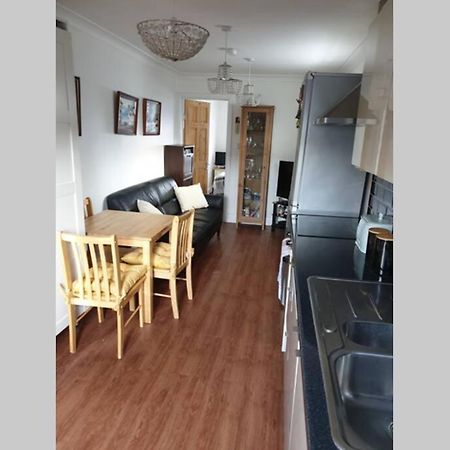 A Home Away From Home With A Big Welcome Erith Exterior foto