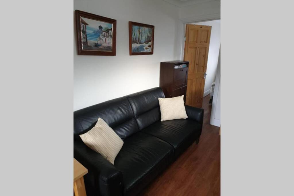 A Home Away From Home With A Big Welcome Erith Exterior foto
