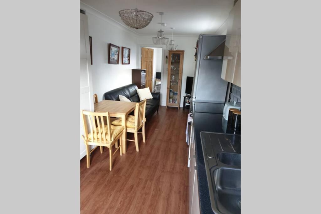 A Home Away From Home With A Big Welcome Erith Exterior foto